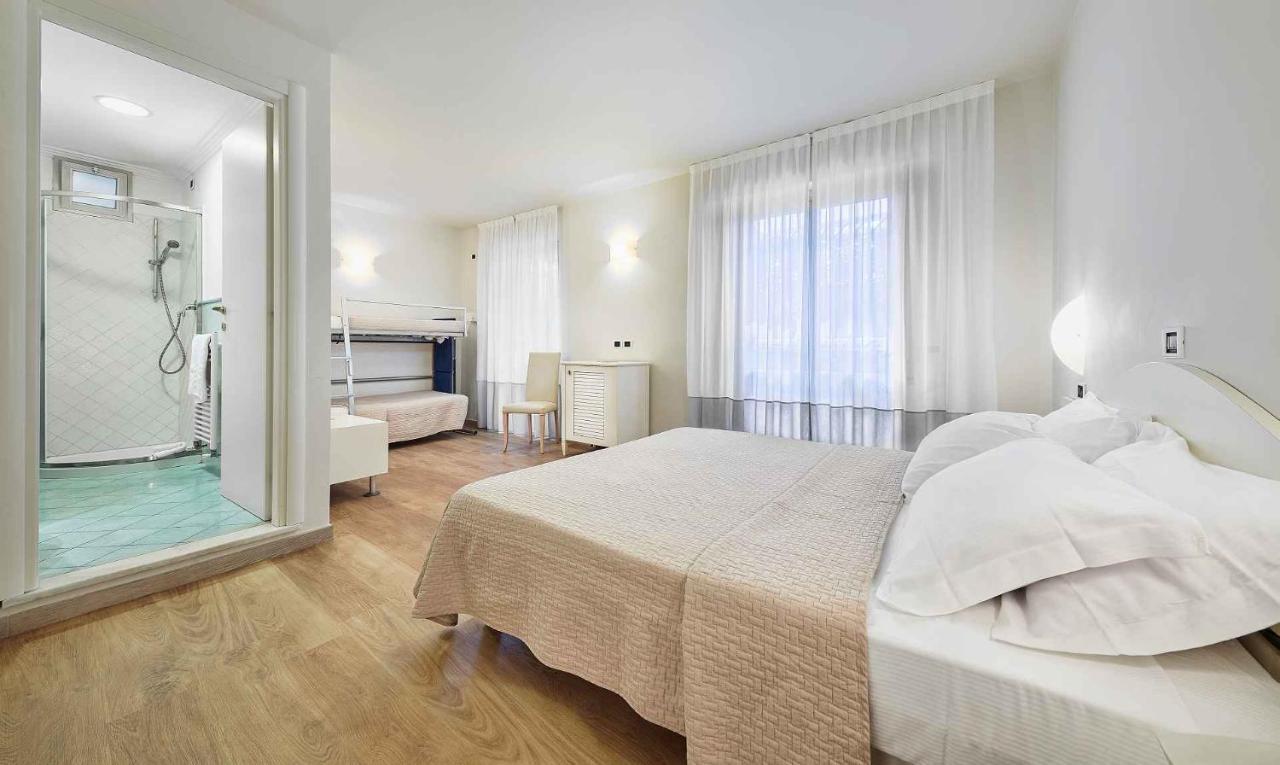 Hotel Antibes Riccione Esterno foto