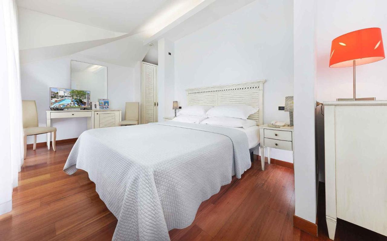 Hotel Antibes Riccione Esterno foto
